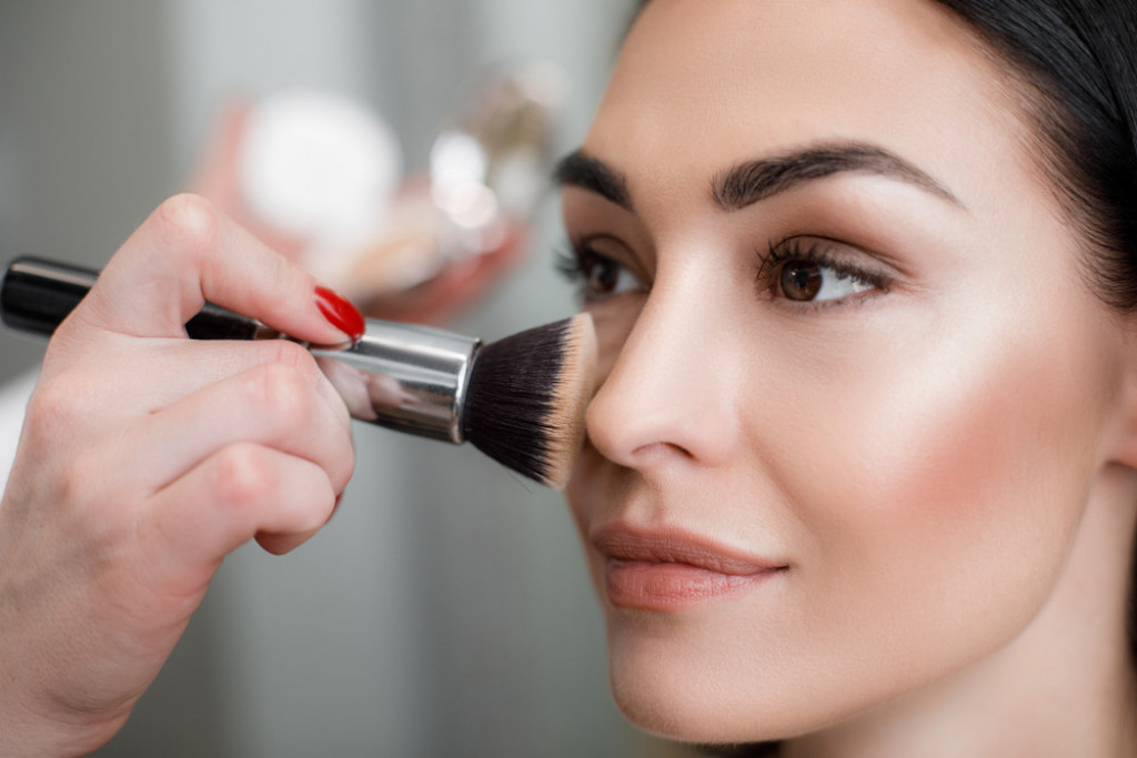 "Anti aging" šminka: Briše tragove starenja u par laganih poteza, nijanse su ključne!