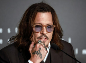 Džoni Dep se pojavio na crvenom tepihu posle dužeg vremena: Ljudi su bili ZGROŽENI njegovim "trulim" zubima (FOTO)