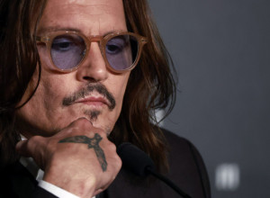 Fanovi zabrinuti za Depovo zdravlje: Nastala je prava panika kada je Džoni viđen da hoda pomoću pomagala