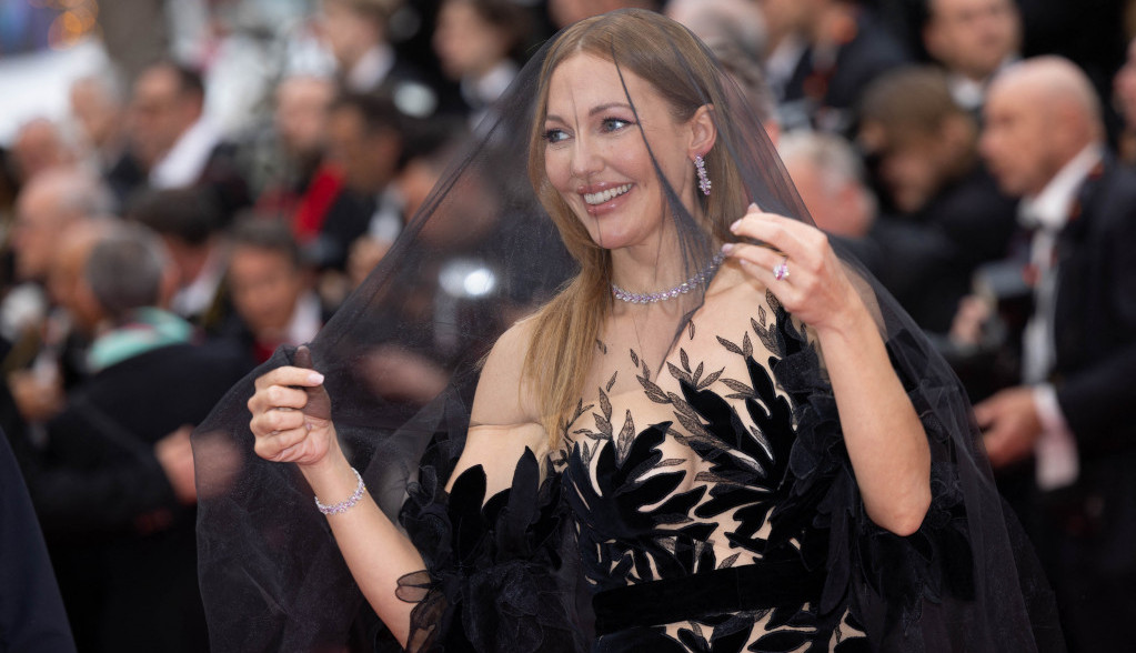 Hurem u Kanu obučena kao "crna udovica": Preko lica veo, svi se pitaju šta joj se desilo