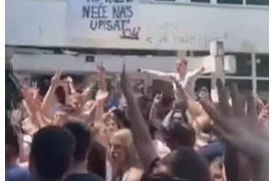 KAKVE SLIKE IZ CG - MATURANTI SLAVE UZ SRPSKE PESME: Ori se gradovima "Vidovdan",  "Veseli se, srpski rode (VIDEO)