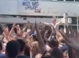 KAKVE SLIKE IZ CG - MATURANTI SLAVE UZ SRPSKE PESME: Ori se gradovima "Vidovdan",  "Veseli se, srpski rode (VIDEO)
