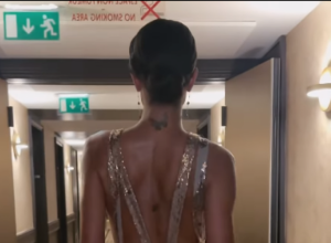 Ako postoji SAVRŠENA haljina za MATURU onda je to ova: Kada je u njoj slavna manekenka kročila na CRVENI tepih, svi ostali su prestali da budu interesantni