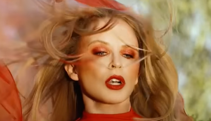 Čuvena džepna Venera najavila povratak u velikom stilu: Kajli Minog u crvenom korsetu i čizmama srušila internet!