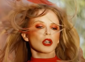 Čuvena džepna Venera najavila povratak u velikom stilu: Kajli Minog u crvenom korsetu i čizmama srušila internet!