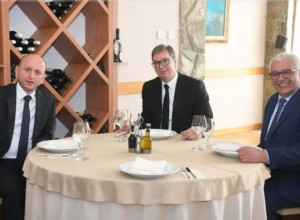 VUČIĆ STIGAO U PODGORICU: Sa Mandićem i Kneževićem doručkovao u Zeti (FOTO)