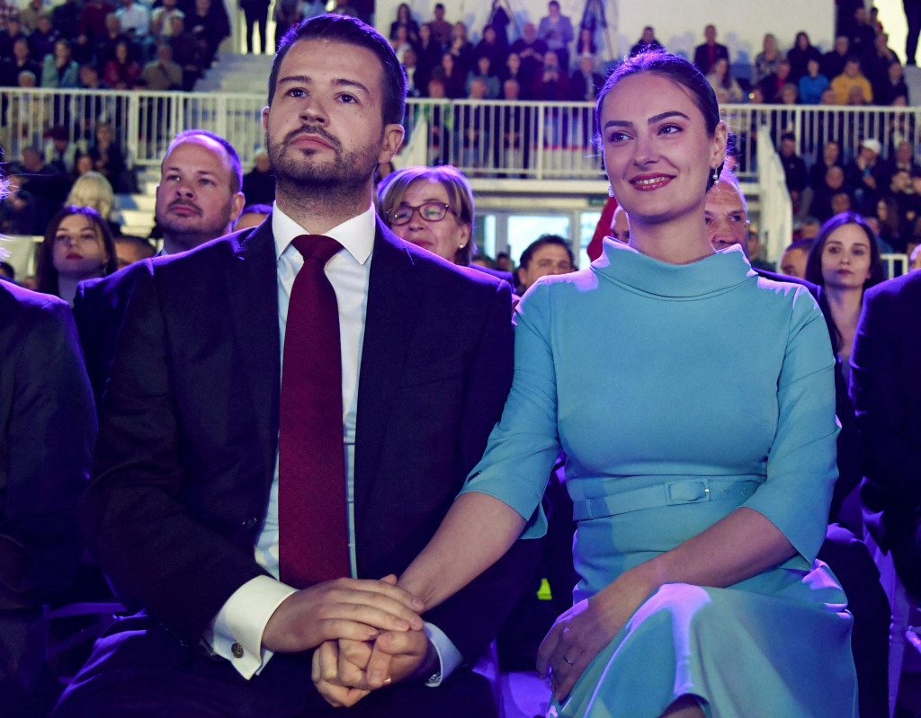 Prva dama Crne Gore na inauguraciji oduševila izgledom: Svetlo plava haljina sa cvetom na ramenu po uzoru na Kejt Midlton!