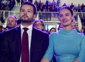 Prva dama Crne Gore na inauguraciji oduševila izgledom: Svetlo plava haljina sa cvetom na ramenu po uzoru na Kejt Midlton!