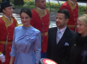 PRVA DAMA POKAZALA DA SE MOŽE I BEZ DIORA: Haljinu kreirala domaća kreatorka i evo zašto baš PLAVA!