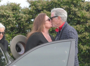 U svojim 70. izgleda kao Apolon: Njegova žena na račun izgleda godinama dobija UVREDE, ovaj put im je ZAČEPIO usta