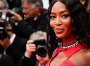 ,,Ćerka mi je šefica": Naomi Kembel progovorila o majčinstvu u 50-im godinama, drugaricama rekla samo jedno