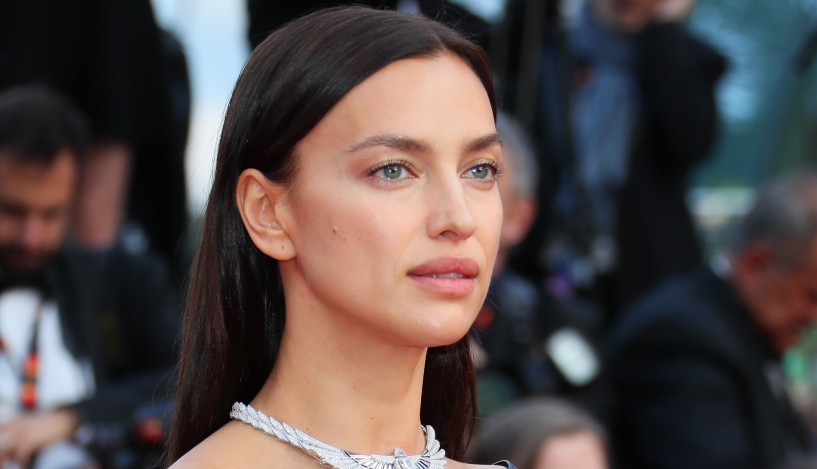 Irina Šajk izdominirala na crvenom tepihu: Slavna manekenka PREKO GRUDI nosi samo trake, a suknju je spustila do NAJKRITIČNIJE ZONE