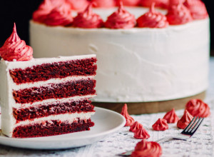 Jedini pravi način da sačuvate tortu: Žena podelila vrhunski savet i uzdrmala mreže, svi pravimo istu grešku