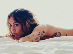 Leži na dušeku i obara rekord: Majli Sajrus u neobičnom izdanju u novom spotu, privukla svu pažnju sveta