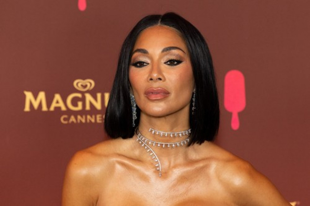 Svaka treća MATURANTKINJA iz Srbije pokušava da pronađe ovu haljinu: U njoj telo Nikol izgleda kao PEŠĆANI SAT, a mi smo proverili koliko košta