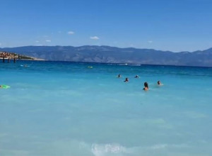 DVADESET CENTI POLA MINUTA: Poznato hrvatsko letovalište uvodi naplatu tuširanja na plaži