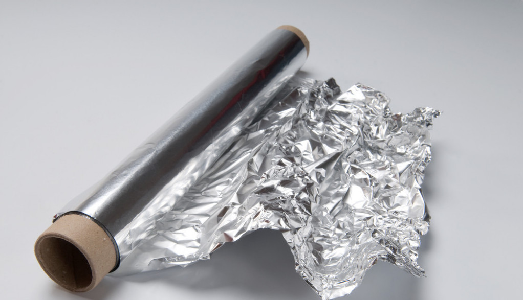 Trik koji čuva živce: Evo šta treba da uradite ako aluminijumska folija ne može da se odmota! Spasiće vas glavobolje