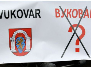 APSURD NAD APSURDIMA! Hrvati lupali ćirilične table, a sad predlažu da se u škole vrati – "hrvatska ćirilica"