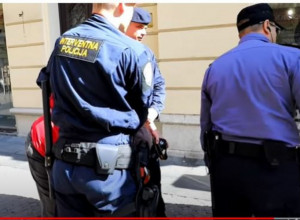 ŽENI ISPAO KLJUČ U ŠAHT, PRIŠAO JOJ JE ČOVEK I NASTALA JE DRAMA! Neverovatan događaj u komšiluku, devetorica vatrogasaca jedva spasili Splićanina!