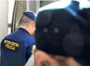JEZIV SNIMAK IZ HRVATSKE: Dečak siluje mačku, muškarac ga snima i smeje se (VIDEO)