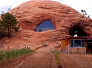 Dugih 11 godina je pravio kuću u STENI, a rezultat je NEVEROVATAN (VIDEO)