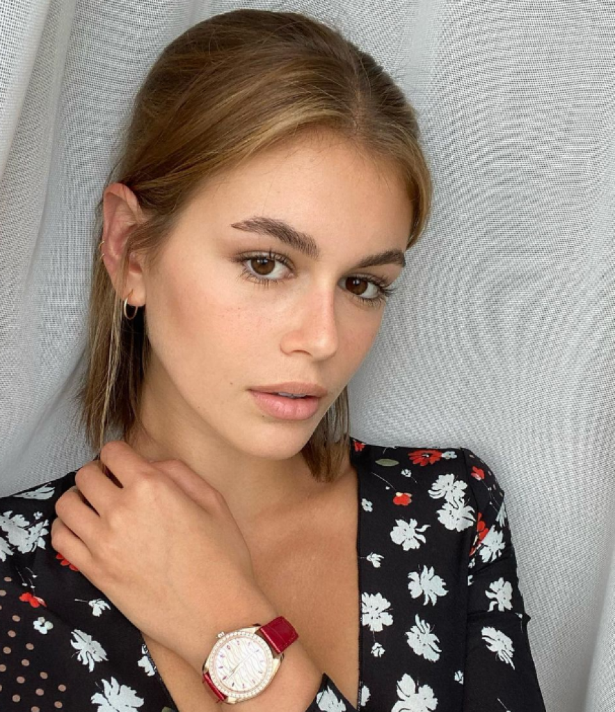 Omiljeni mejkap trik Kaje Gerber za osunčan ten: Rezultat je savršen minimalistički izgled za leto