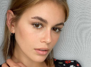 Omiljeni mejkap trik Kaje Gerber za osunčan ten: Rezultat je savršen minimalistički izgled za leto