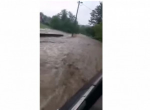 IZLILA SE REKA BREZNA: Pod vodom domaćinstva i put Banjaluka - Teslić (FOTO, VIDEO)