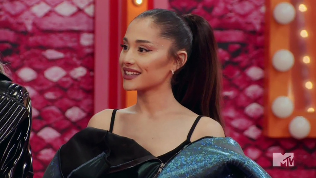 Mnogim devojakama stavljanje ajlajnera predstavlja noćnu moru: Ariana Grande je otkrila kako ga ona nanosi u jednom potezu
