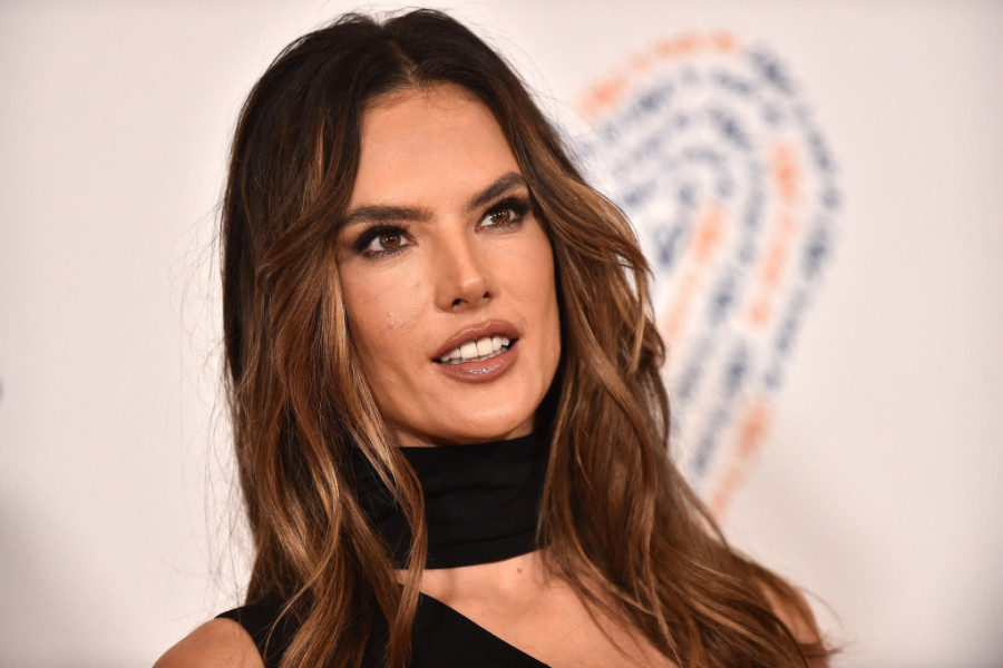 Alesandra Ambrozio oduševila stajlingom: Asimetrična crna haljina je za čistu desetku