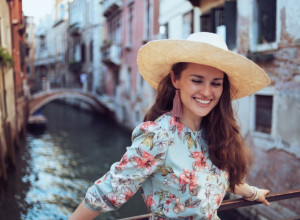 Cvetna svakako, ali samo sa ovakvim rukavima: Pripremite se za leto uz najmoderniju haljinu 2023. godine