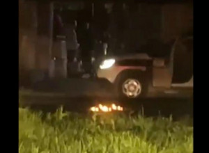 DETALJI JEZIVOG SLUČAJA U KOMŠILUKU: Pojavio se horor snimak pokušaja muškarca da zapali sebe i policajca (VIDEO)