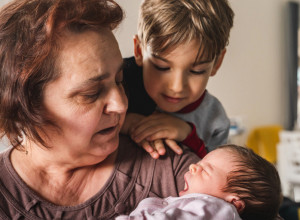 Naomi Kebmel rodila u 53 godini, a naša Ljubinka u 62: Pitali smo ginekologa koje su sve prednosti i mane majčinstva posle pedesete