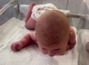 Majka ne veruje rođenim očima: Novorođenče od 3 dana puzi i podiže glavu