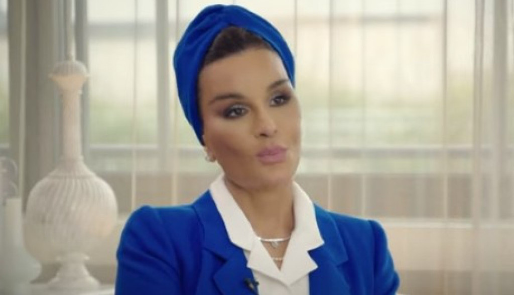 Moza bint Naser je iznela kreaciju staru skoro 35 godina: Izgleda kao boginja u dve boje koje se savršeno kombinuju