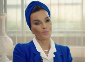 Moza bint Naser je iznela kreaciju staru skoro 35 godina: Izgleda kao boginja u dve boje koje se savršeno kombinuju