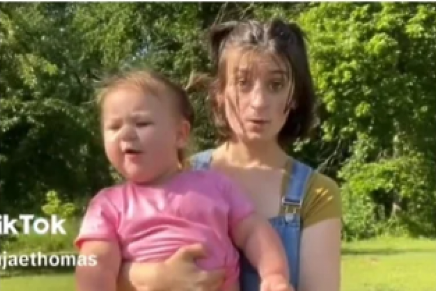 Mlada mama objavila sliku sa BEBOM, a ljudi ostali u čudu: "Ovo nije normalno"