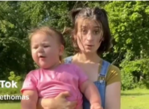 Mlada mama objavila sliku sa BEBOM, a ljudi ostali u čudu: "Ovo nije normalno"