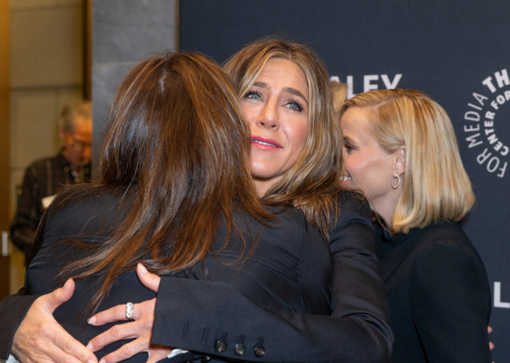 Dženifer Aniston je totalno seda i neisfenirana: Žene se pitaju da li je to novi trend i mole boga da ih zaobiđe