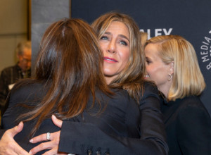 Dženifer Aniston je totalno seda i neisfenirana: Žene se pitaju da li je to novi trend i mole boga da ih zaobiđe