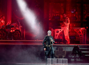 Ko je voleo tvrđi zvuk, idol mu je bio ovaj pevač: Postao je razočaranje, maloletne devojke ga optužuju da ih primorava na odmose