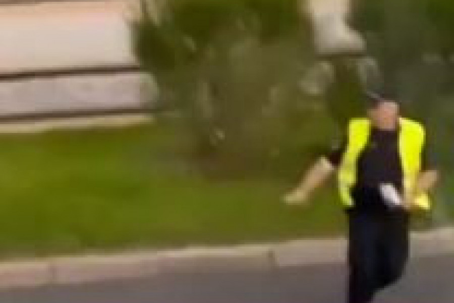 SARAJLIJE ŽGROŽENE PONAŠANJEM POLICAJCA: Iskače iz žbunja sa radarom u ruci (VIDEO)