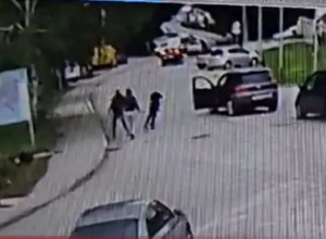 UZNEMIRUJUĆI VIDEO: Likvidacija škaljarca u Sokocu - smrtno pogođen uspeo da rani napadača