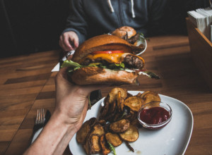 Na omiljenom srpskom letovalištu burger su mi naplatili 18 evra: Kad sam videla šta su mi doneli, ostavila sam i bakšiš