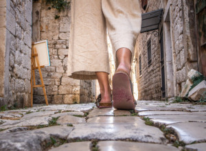 Pojavile su se sandale za ljude sa ružnim prstima na nogama: Jednima su smešne, drugima ogavne, al je činjenica da se nikome ne sviđaju