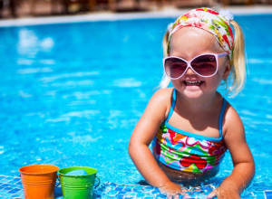 Zaštitite je od sunca i sprečite pojavu osipa: Evo kako da vodite računa o bebinoj koži preko leta