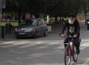 "SRBIJA SAGAPO!" Grk u osmoj deceniji života biciklom od Soluna vozio do groba patrijarha Pavla