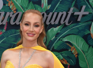 Lepšu haljinu skoro nismo videli: Puter žuta koja će biti hit leta, savršeno prati telo i u njoj će svaka žena izgledati kao boginja