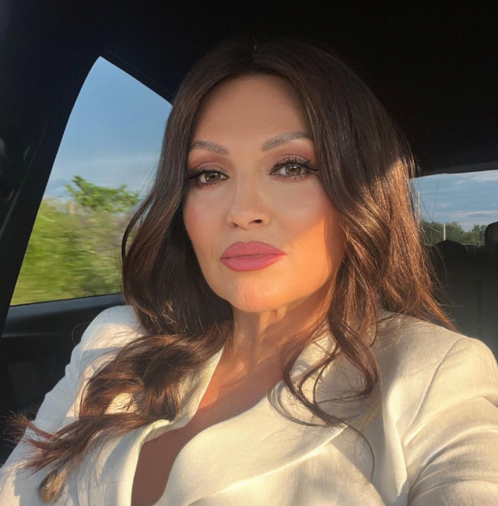 Nina Badrić u haljini na preklop koja je idealno stoji svakoj ženi: Daje figuru peščanog sata, a sakriva stomak