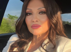 Nina Badrić u haljini na preklop koja je idealno stoji svakoj ženi: Daje figuru peščanog sata, a sakriva stomak